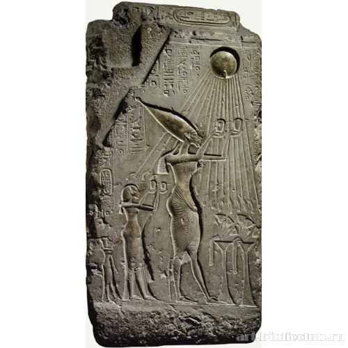 Царская семья Эхнатона, совершающая подношения Атону