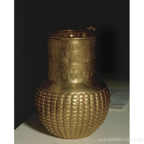 Сосуд с ручкой в форме теленка