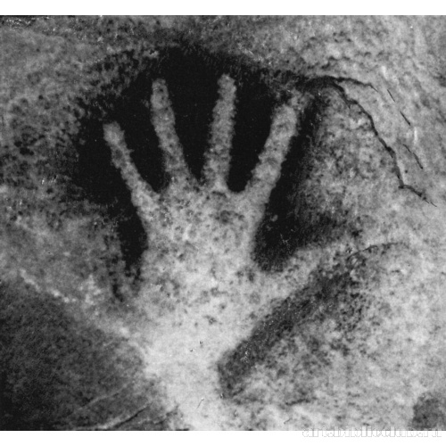 Негативный отпечаток руки в пятне красной краски