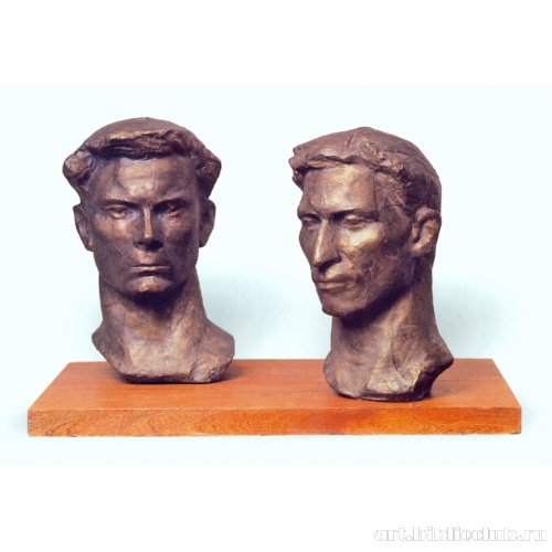 Футболисты (Мастера спорта В. Панчихин и Л. Бурчалкин)