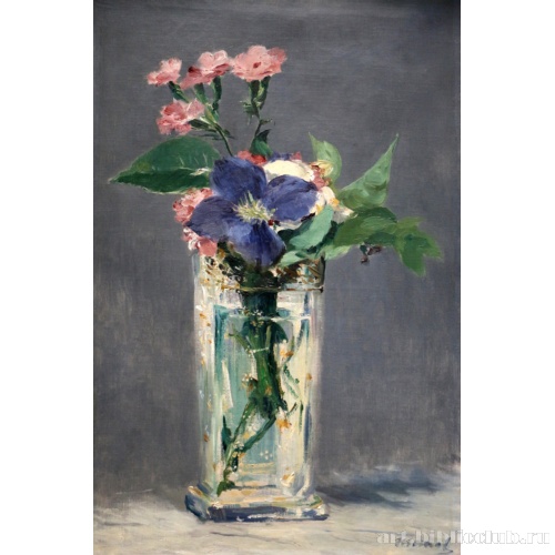 Гвоздика и клематис в хрустальной вазе