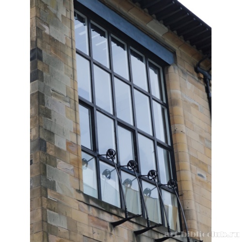 Окна с декоративными кронштейнами