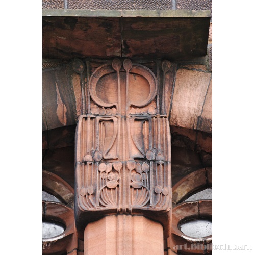 Фрагмент скульптурного декора фасада