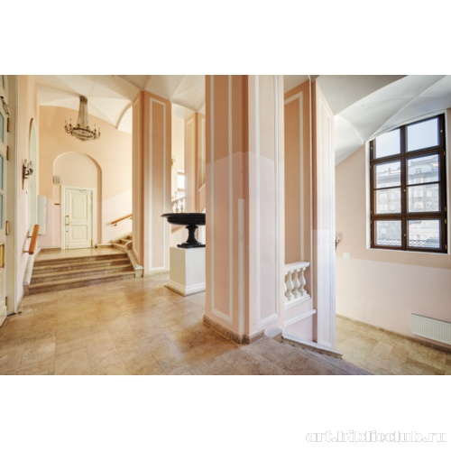 Интерьер лестницы. Площадка второго этажа