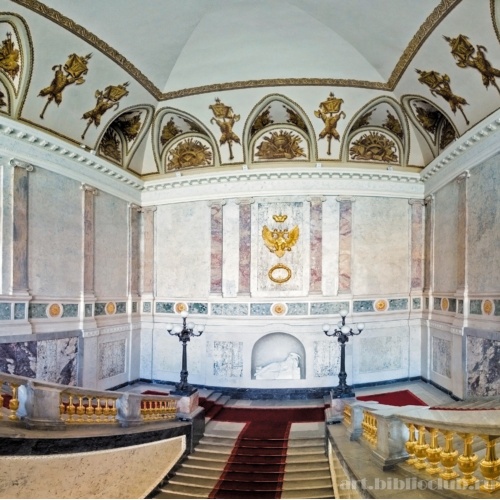 Фрагмент интерьера парадной лестницы