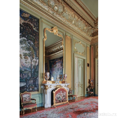 Интерьер рокайльной гостиной с живописным панно кисти К.Ф. Богаевского