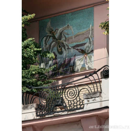 Фрагмент мозаичного фриза на фасаде и решетка балконного ограждения