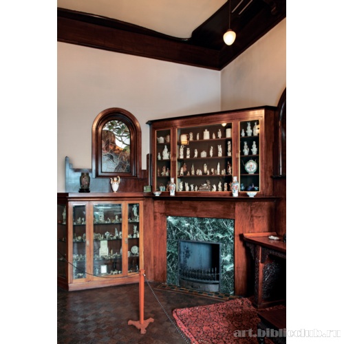 Витрины с коллекцией нэцке, собранной М. Горьким