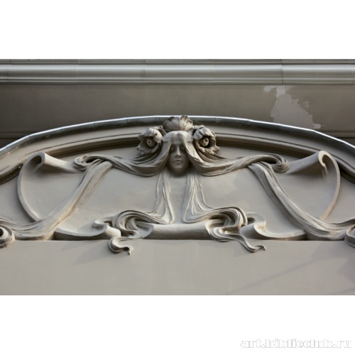 Горельеф над входом в особняк