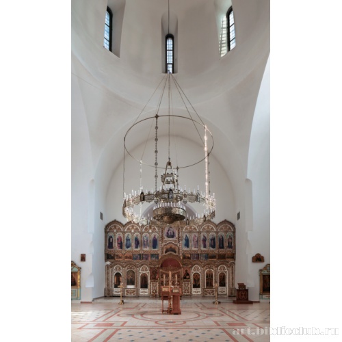 Интерьер церкви с новым иконостасом