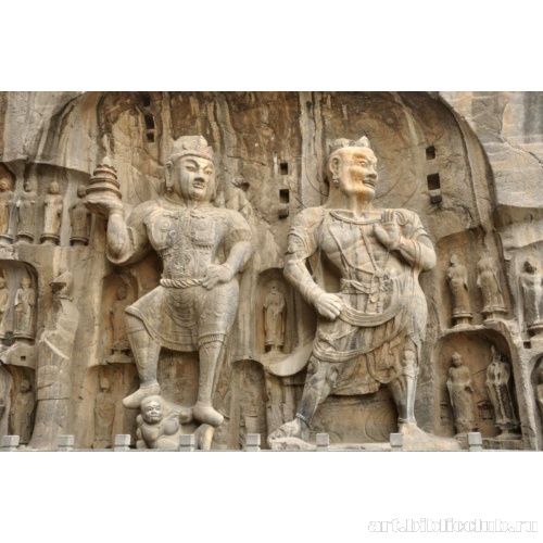 Небесный царь (слева) и Ваджрапани (справа). Скальный рельеф грота Лунмынь