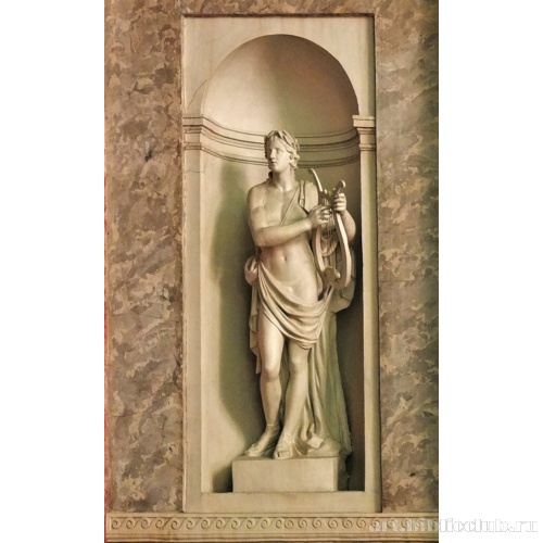 Статуя Аполлона в нишe зрительного зала