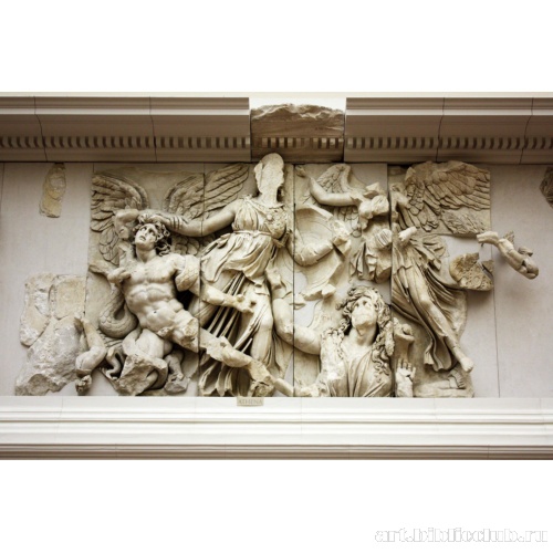 Пергамский алтарь. Битва Афины с Алкионеем