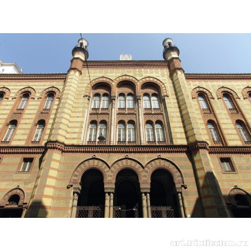 Синагога на улице Румбах. Фрагмент главного фасада