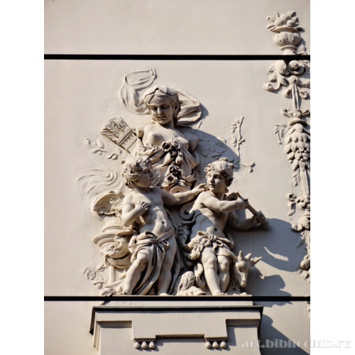 Дворец Ойос на улице Реннвег, 3. Скульптурная группа на фасаде