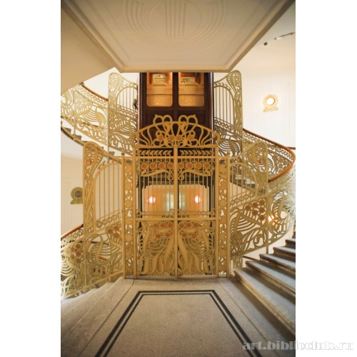 Интерьер парадной лестницы