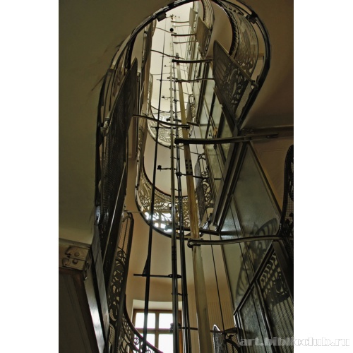 Перспектива лестницы с лифтовой шахтой