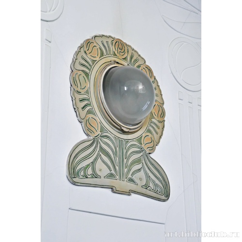 Светильник в лестничном вестибюле