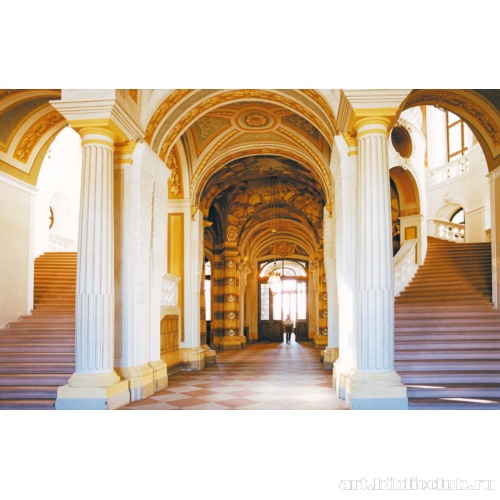 Парадная лестница. Вид из вестибюля