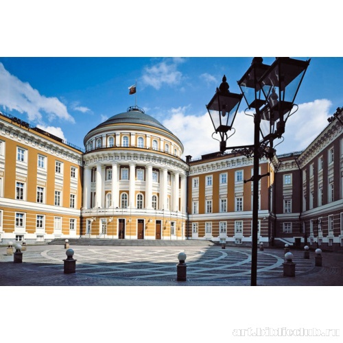 Вид с внутреннего парадного двора на ротонду купольного зала