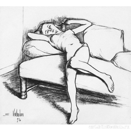 Девочка, лежащая на диване