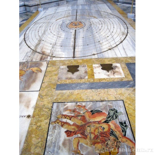 Пол с изображением линии меридиана