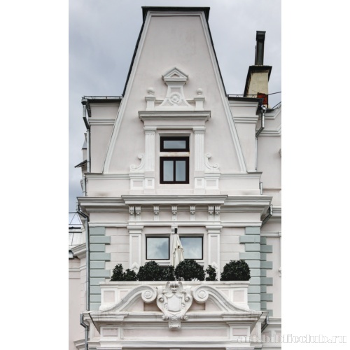 Верхняя часть башни над главным входом в особняк