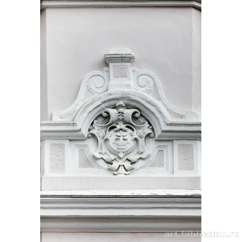 Картуш над боковым окном второго этажа фасадного эркера