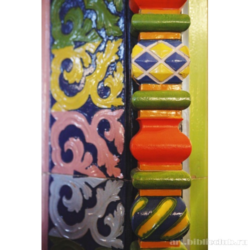 Фрагмент керамического портала двери в вестибюле особняка