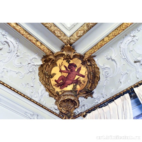 Живописная вставка в лепной фриз гостиной