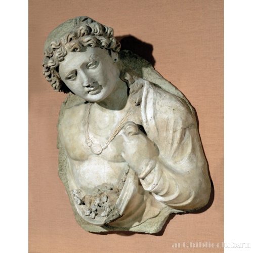 Фрагмент скульптуры. Персонаж с цветами