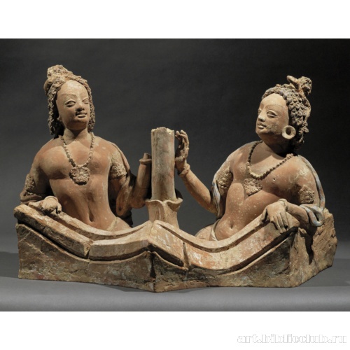 Скульптура. Два нага возле стебля лотоса