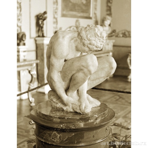 Скорчившийся мальчик