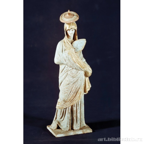 Стоящая женщина в летней шляпе и с веером