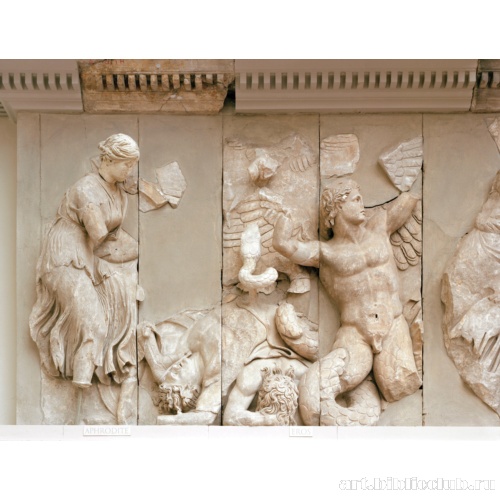 Пергамский алтарь. Фрагмент северного фриза. Гигантомахия: Афродита и Диона против гигантов