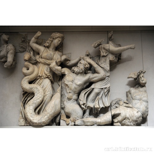 Пергамский алтарь. Фрагмент северного фриза. Гигантомахия: две Мойры сражаются с гигантами