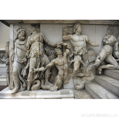 Пергамский алтарь. Фрагмент северного фриза. Гигантомахия: морские божества