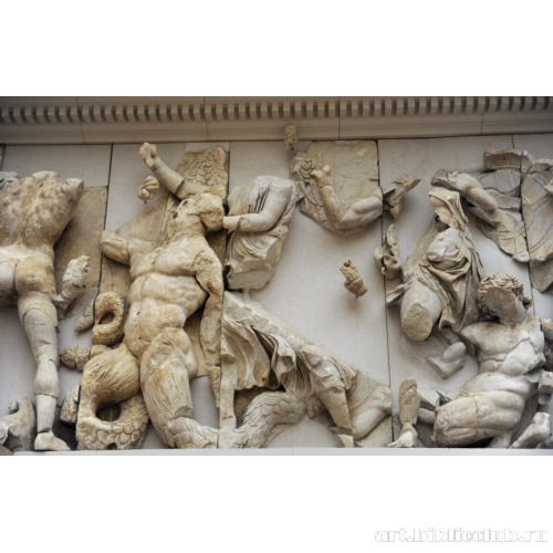 Пергамский алтарь. Фрагмент северного фриза. Гигантомахия: Энио