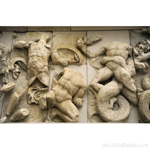Пергамский алтарь. Фрагмент северного фриза. Гигантомахия: Фобос и Деймос