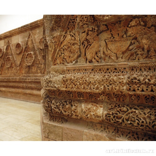 Замок-дворец Мшатта. Каменный резной фриз южного фасада. Фрагмент