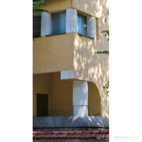 Здание больницы Эйра. Оформление балкона и эркера