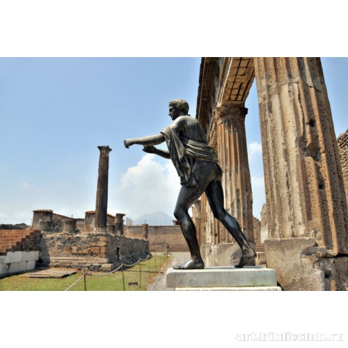 Статуя Аполлона (восточная часть храма)