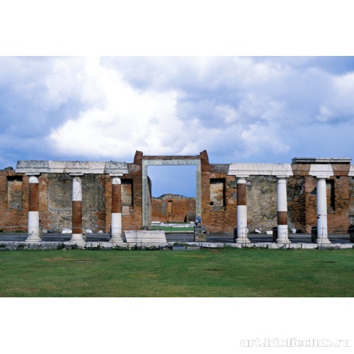 Портик здания Евмахии. Вид с форума