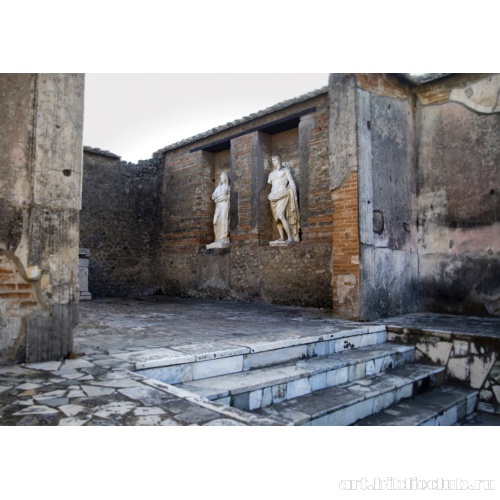 Мацеллум. Статуи Октавии и Марка Клавдия Марцелла