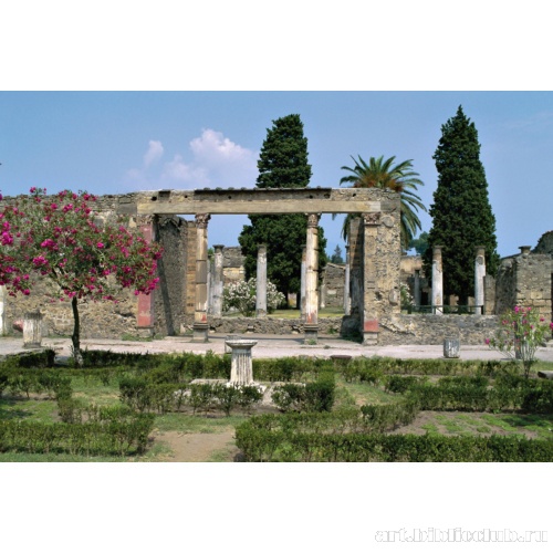 Дом Фавна. Вид на первый перистиль со стороны таблинума