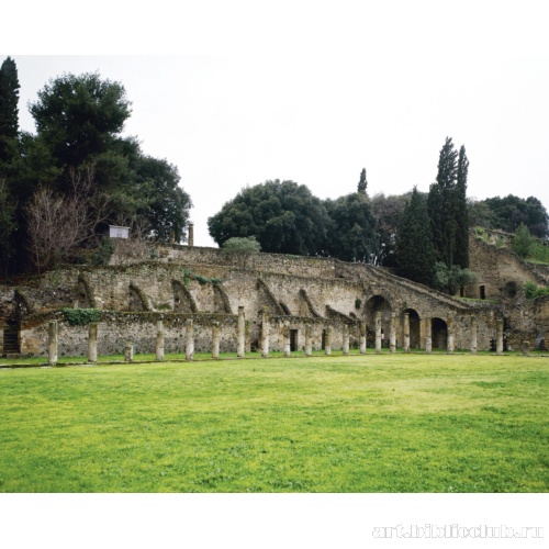 Квадрипортик театра