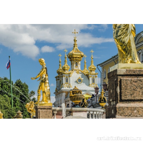 Вид на дворцовую церковь со стороны Большого каскада