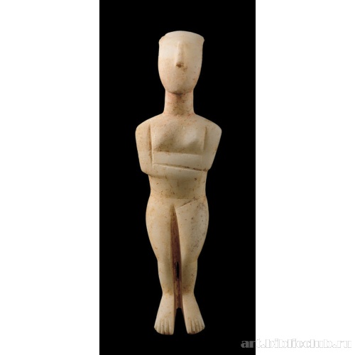 Женская статуэтка со сложенными руками