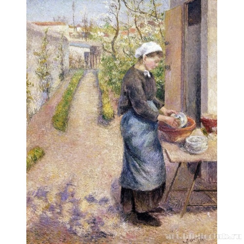 Молодая женщина моет посуду