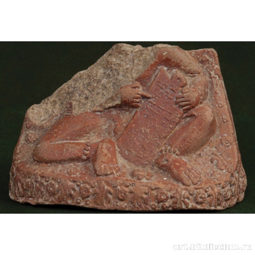 Мальчик, изучающий алфавит брахми